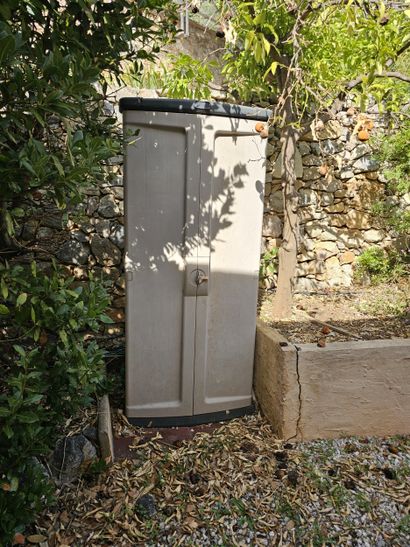 QUATRE MEUBLES DE JARDIN en plastique
En...