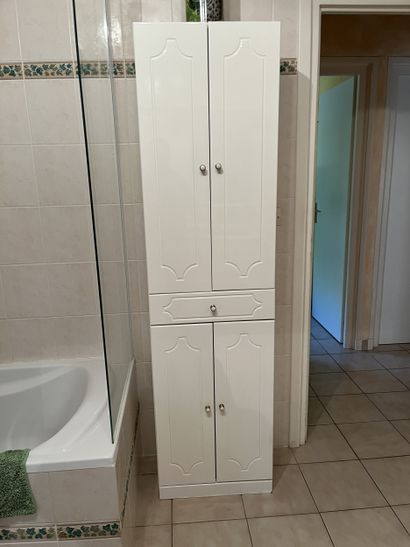 DANS LE PLACARD DE L'ENTREE
Ensemble de vêtements...