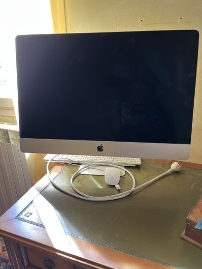 SUR LE BUREAU
Apple système informatique...