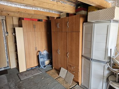Deux armoires en stratifié effet bois et...