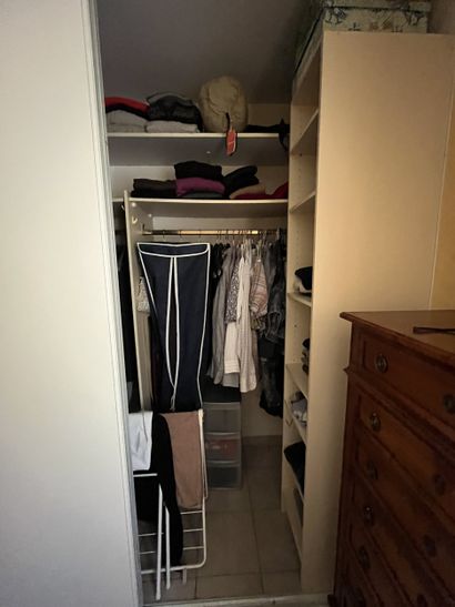 DANS LA CHAMBRE
Ensemble se trouvant dans...