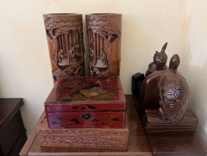 ENSEMBE D'OBJETS en bois sculpté comprenant...