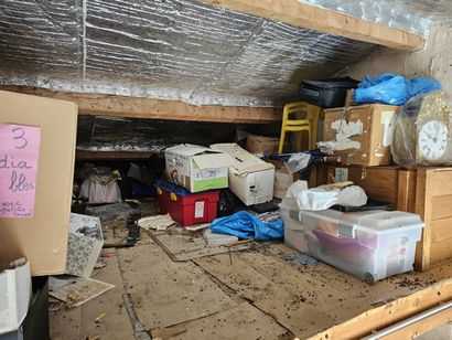 Une armoire en stratifié effet bois et son...