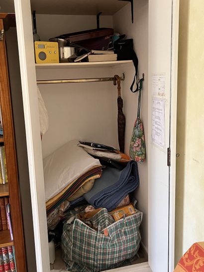 DANS LE PLACARD DE LA CHAMBRE
Ensemble de...