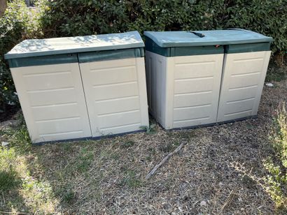 QUATRE MEUBLES DE JARDIN en plastique
En...