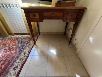 BUREAU de style Louis XVI ouvrant par trois...