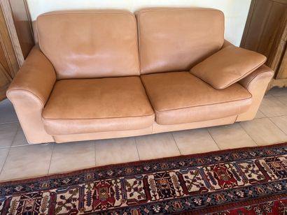 CANAPE TROIS PLACES en cuir brun 
Dim : 195...