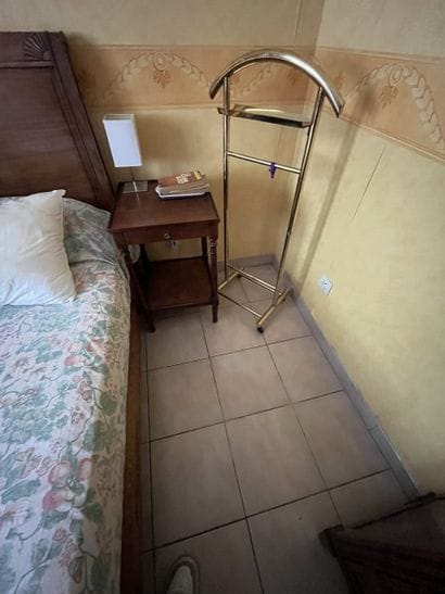 UN LIT DEUX PLACES et deux chevets
Un valet...
