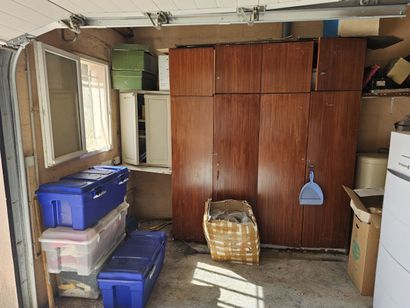 Une armoire en stratifié effet bois et son...