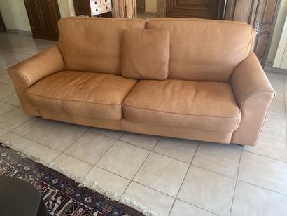 CANAPE TROIS PLACES en cuir brun 
Dim : 195...