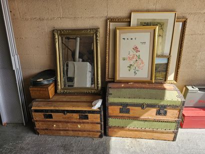 Deux malles en bois, un chapeau clac, un...