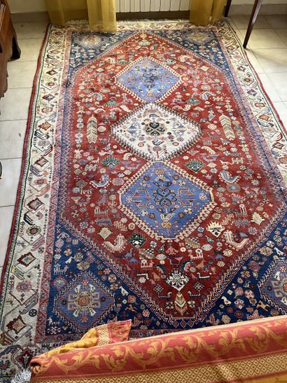 TAPIS PERSAN YALAMEH à fond rouge à trois...