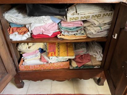 A L'INTERIEUR DU BUFFET
Ensemble de livres,...