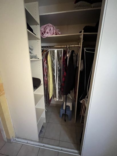 DANS LA CHAMBRE
Ensemble se trouvant dans...