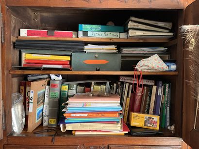 A L'INTERIEUR DU BUFFET
Ensemble de livres,...