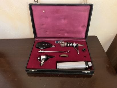 HEIN
Ophtalmoscope en coffret
On y joint
Un...