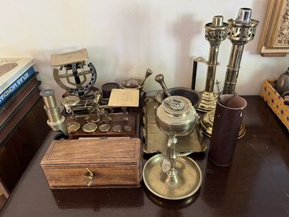 SUR L'ENFILADE
Ensemble d'objets comprenant...