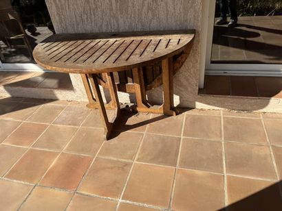 SUR LE BALCON
Une table ovale pliante en...