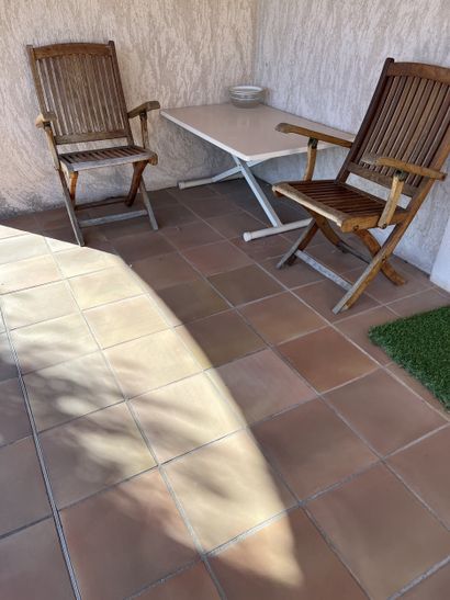 SUR LE BALCON
Une table ovale pliante en...