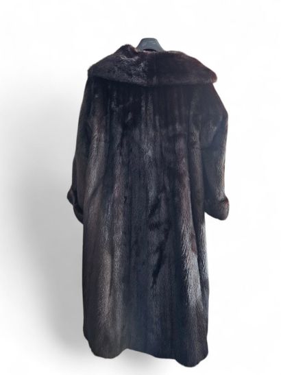 SAGA MINK
Manteau en vison brun foncé
T ...