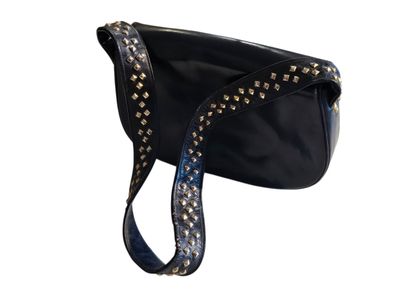 DUC 
Sac bandoulière en cuir noir à rabat,...