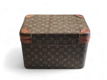 LOUIS VUITTON 
BEAUTY CASE in Monogram canvas...