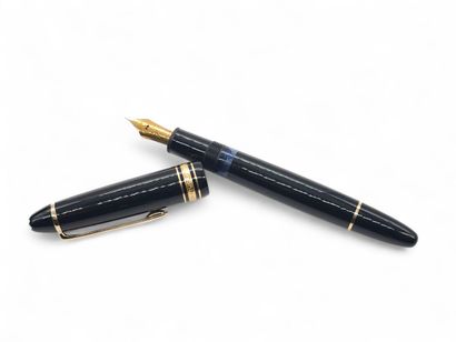 MONTBLANC
Stylo à pompe, plume en or jaune...