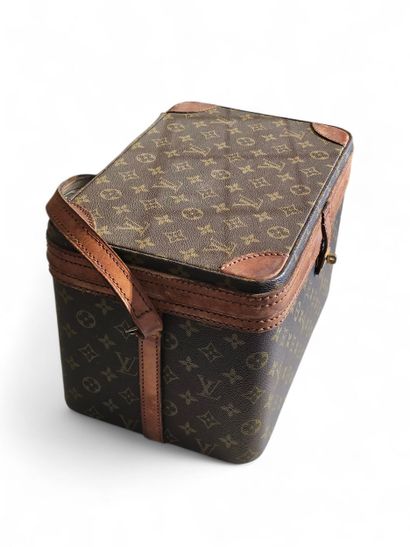 LOUIS VUITTON 
BEAUTY CASE in Monogram canvas...