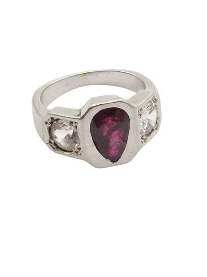 BAGUE en platine 950° ornée d'un rubis poire...