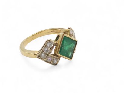 BAGUE en or jaune 750° ornée d'une émeraude...