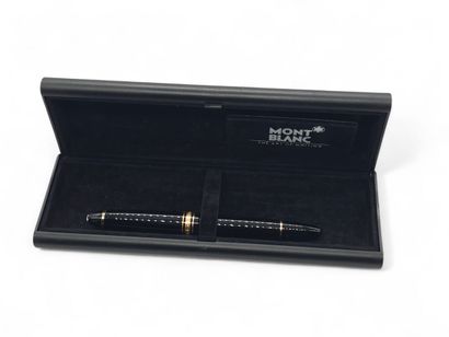 MONTBLANC
Stylo à pompe, plume en or jaune...