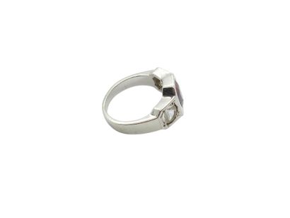 BAGUE en platine 950° ornée d'un rubis poire...