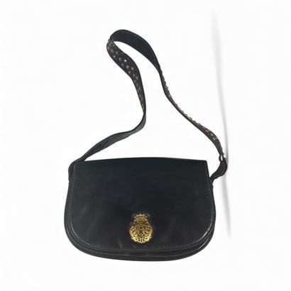 DUC 
Sac bandoulière en cuir noir à rabat,...