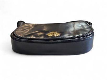DUC 
Sac bandoulière en cuir noir à rabat,...