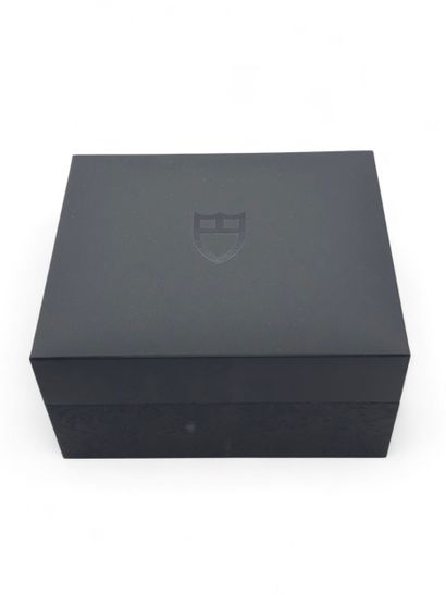 TUDOR Black Bay model
Steel wristwatch, round...