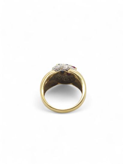 BAGUE en or jaune et gris 750° ornée de rubis,...