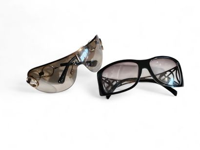 YVES ST LAURENT 
Deux paires de lunettes...