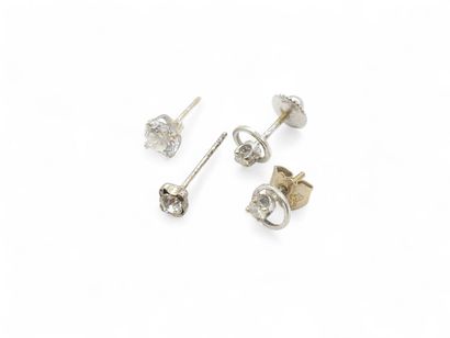 PAIRE de boucles en or gris 750° ornée de...