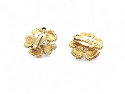 CHANEL 
Gilded metal ear clip in the shape...