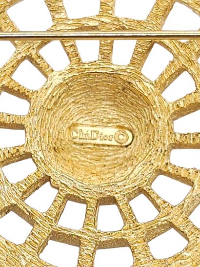 DIOR 
BROCHE circulaire en métal doré ajouré
Dim...