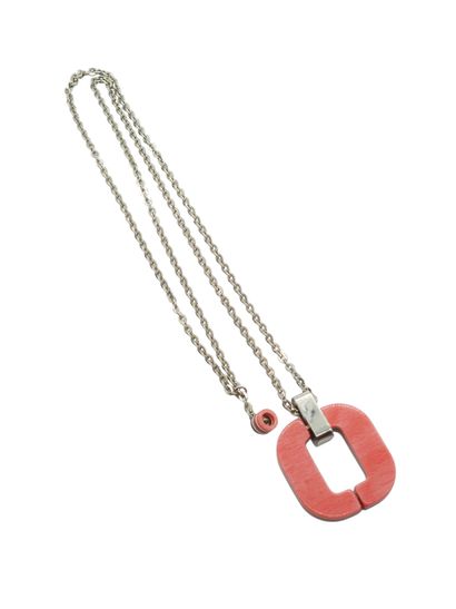 DEROME XAVIER
Collier en métal et pendentif...