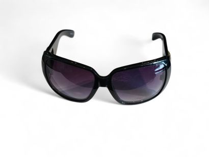 GUCCI
Deux paires de lunettes solaires