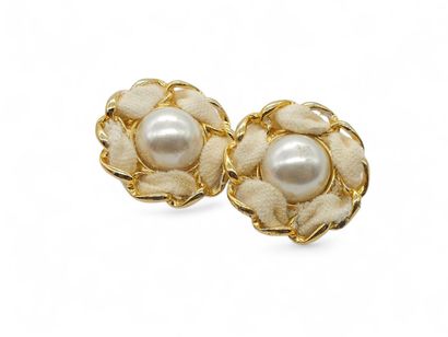 CHANEL 
Pair of ear clips in gold-plated...
