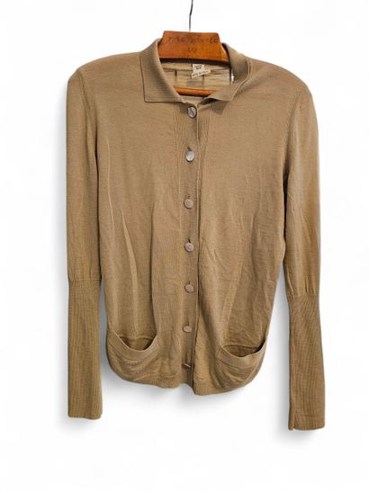 HERMES 
Gilet beige en cachemire, boutons...