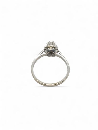 BAGUE solitaire en or gris 750° ornée d'un...