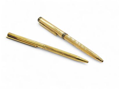 LOT comprenant :
Dupont Stylo bic en vermeil...