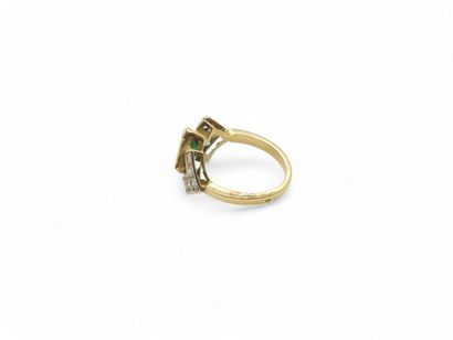 BAGUE en or jaune 750° ornée d'une émeraude...
