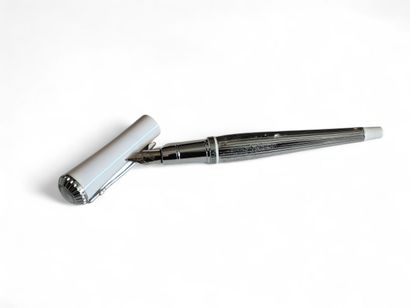 NINA RICCI 
Stylo roller avec sa boite