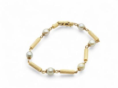 BRACELET en or jaune 750° ponctuée de six...