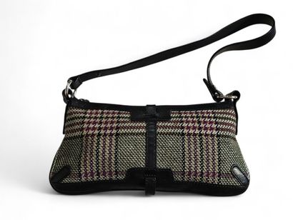BURBERRY
Sac baguette en cuir marron et tissu...